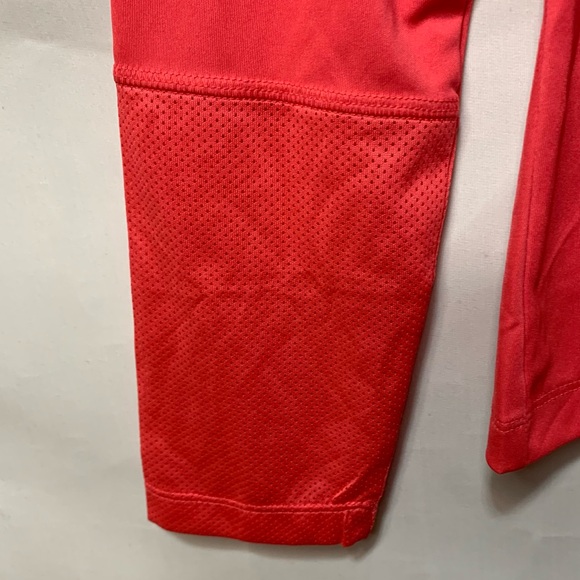 REEBOK Slim Fit UV Protective V-Neck Workout Top NWT - Size M - Picture 6 of 9